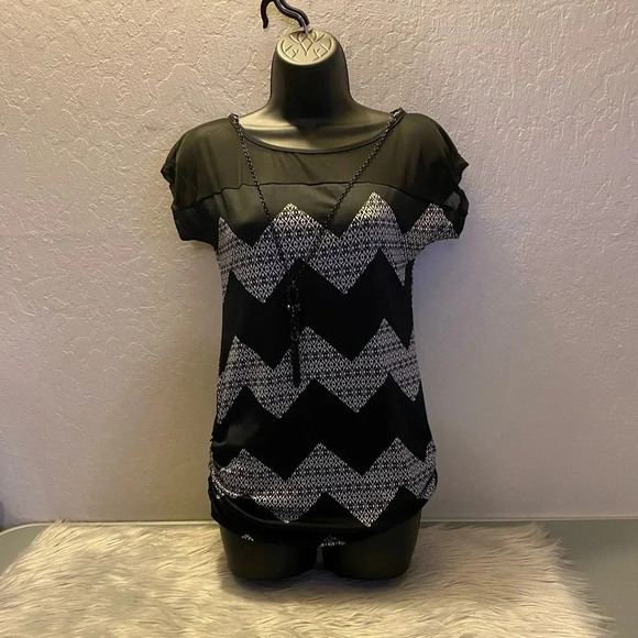 Free Kisses Black & White Pattern Short Sleeve Blouse with Accent Necklace - Picture 7 of 16